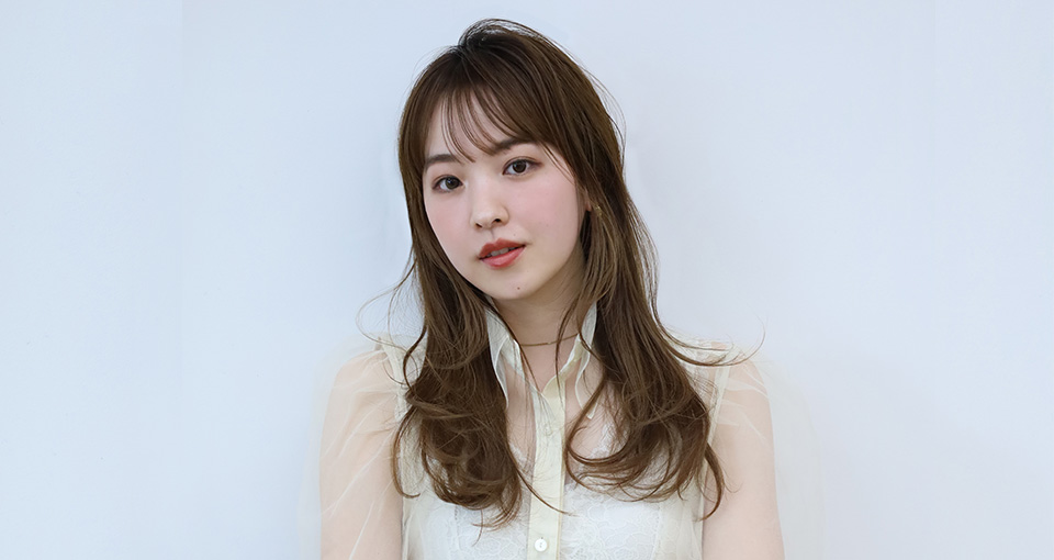 軽やかに揺れる透け感ロング