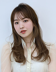 軽やかに揺れる透け感ロング